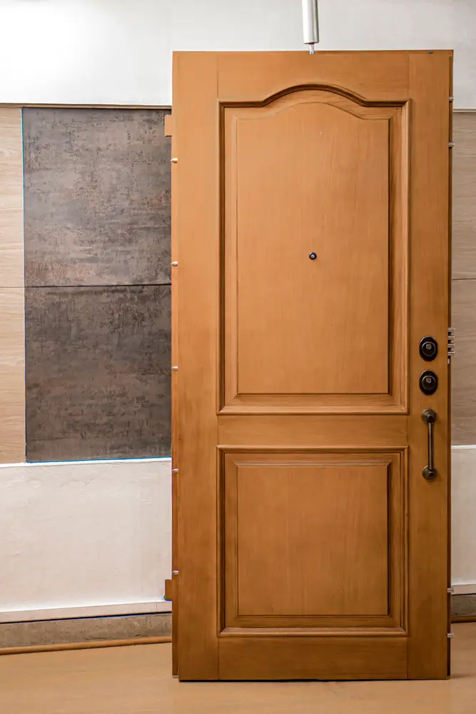Puertas de Seguridad para Apartamentos y Casas | Medellín 11 Puerta blindada Armor Nivel 4 en el showroom de Maxiprotección, Medellín