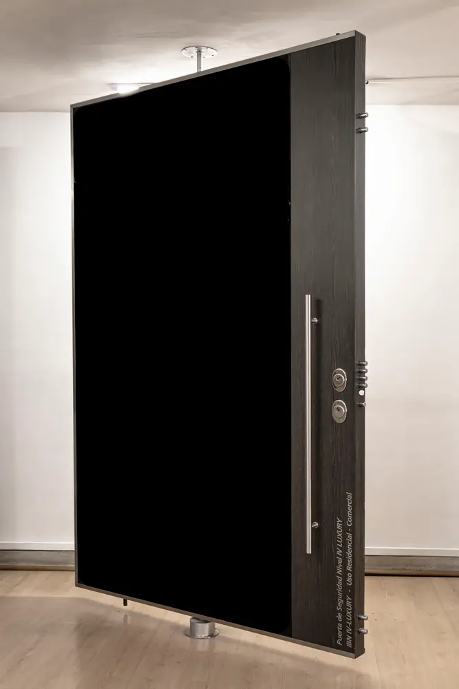 Puertas de Seguridad para Apartamentos y Casas | Medellín 12 Puerta blindada Armor Nivel 5 en acero BOLLER, en el showroom de Medellín