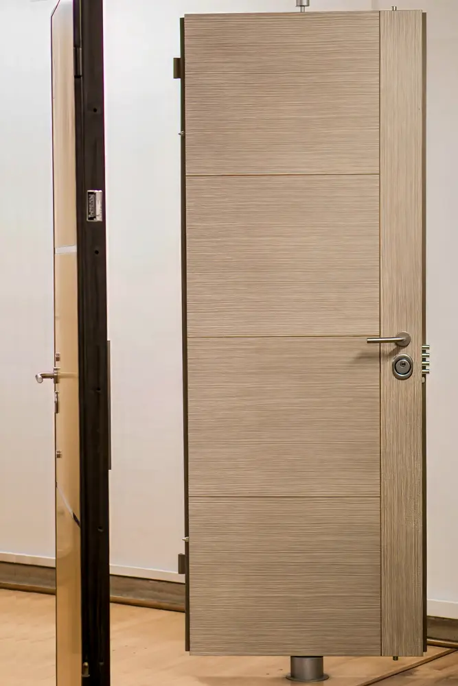 Puertas de Seguridad para Apartamentos y Casas | Medellín 8 Puerta de seguridad Forza Nivel 1 con acabado en madera plana, en el showroom de Maxiprotección en Medellín