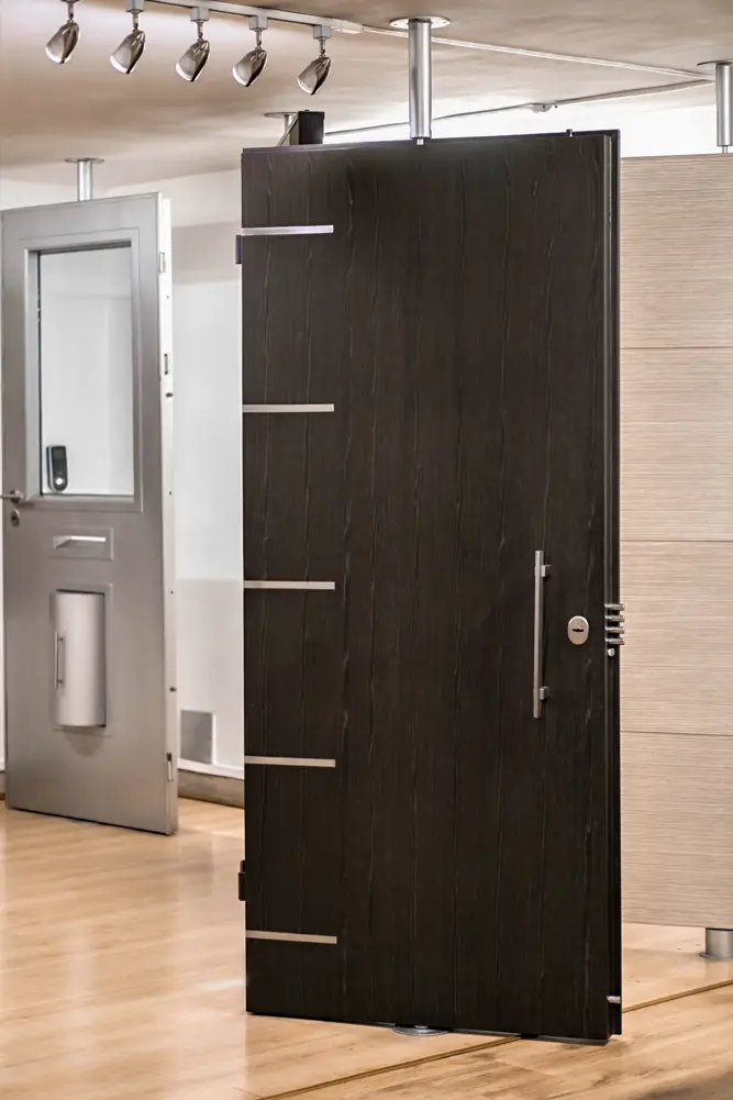 Puertas de Seguridad para Apartamentos y Casas | Medellín 9 Puerta de seguridad Forza Nivel 2 en el showroom de Maxiprotección, Medellín