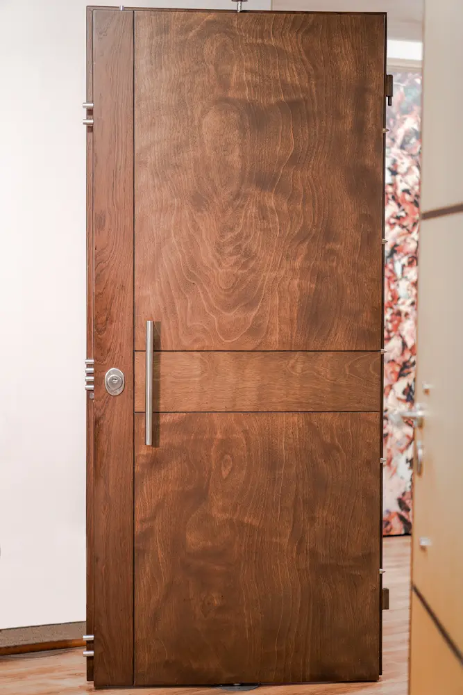 Puertas de Seguridad para Apartamentos y Casas | Medellín 10 Puerta de seguridad Forza Nivel 3 con blindaje antitaladro, en el showroom de Medellín